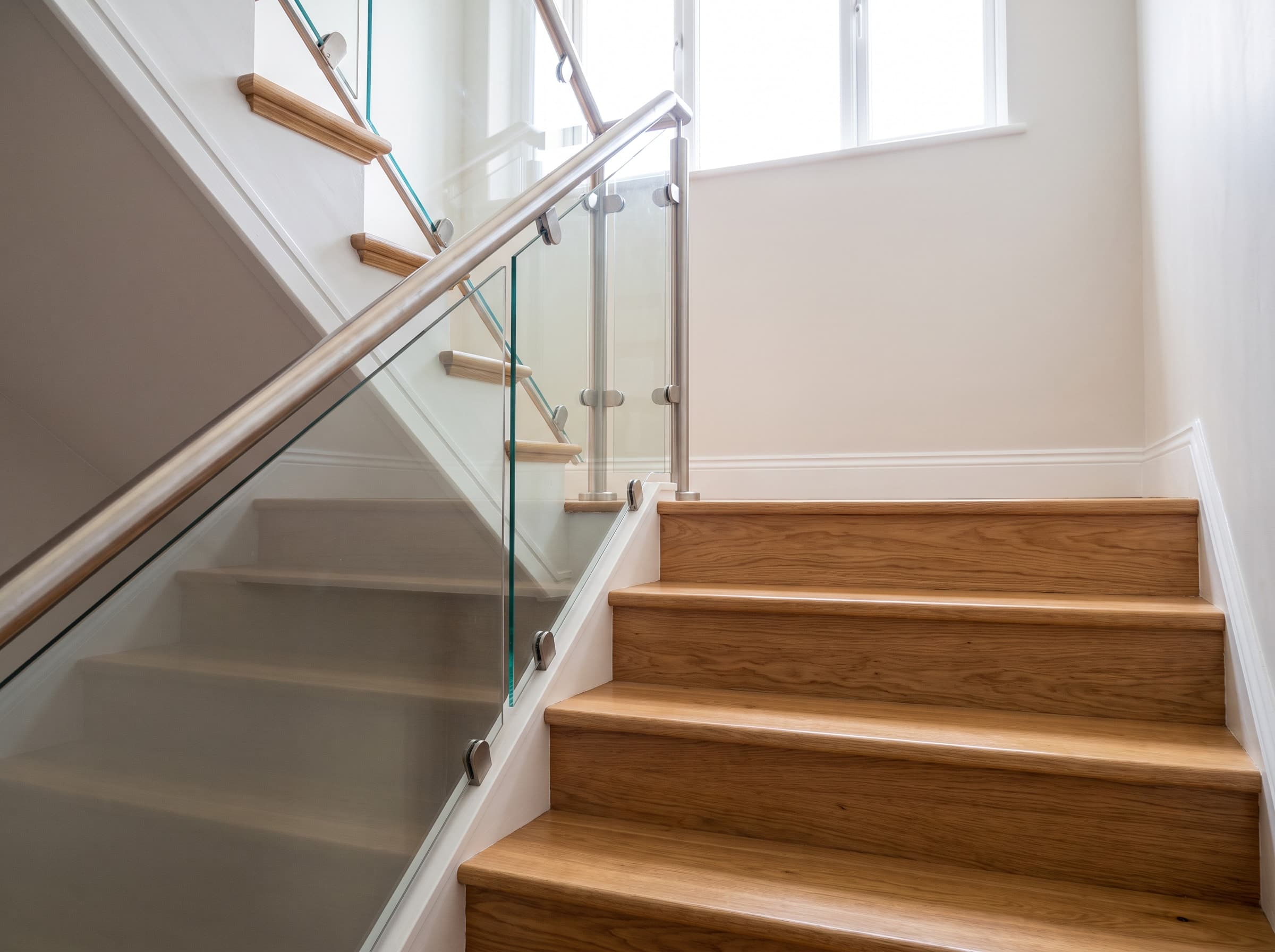 Czyste drewniane schody z balustradą w domu